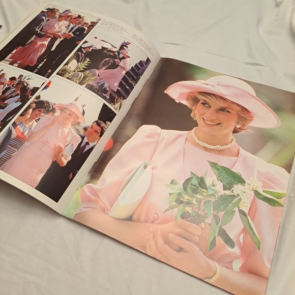 PRINCESS DIANA'S FASHION COLLECTION 1985 by DAVID LEVENSON - Picture 10 of 11